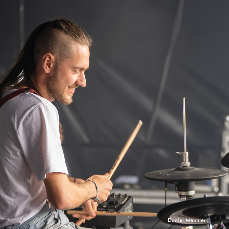 Khörwyn, batteur The Red Straps sur la scène de "Place aux Artistes" (Chastre 31 07 2021)