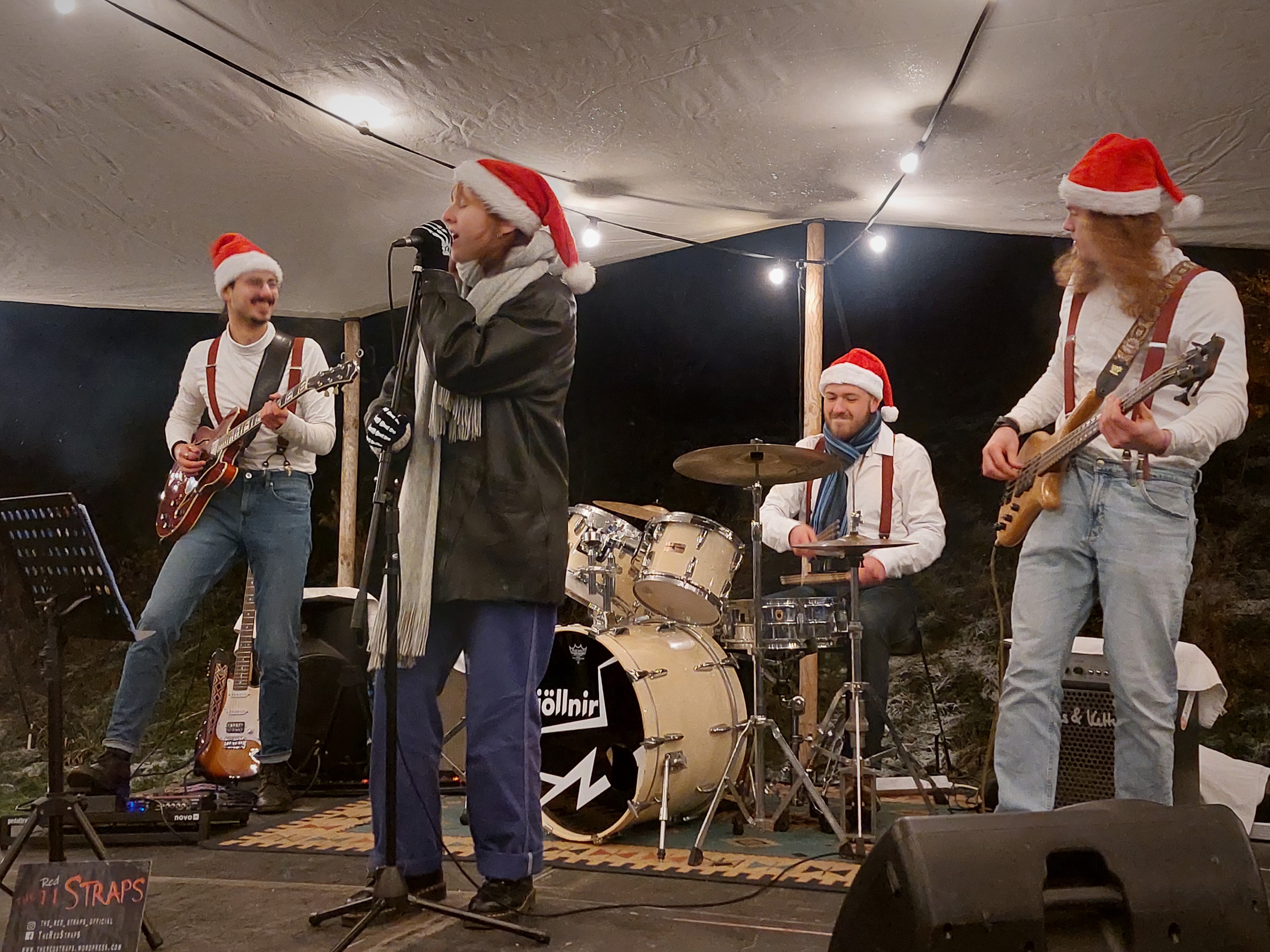 Superbe ambiance au marché de Noël des Sorbiers grâce aux rockeurs de "The Red Straps" (17.12.2022)